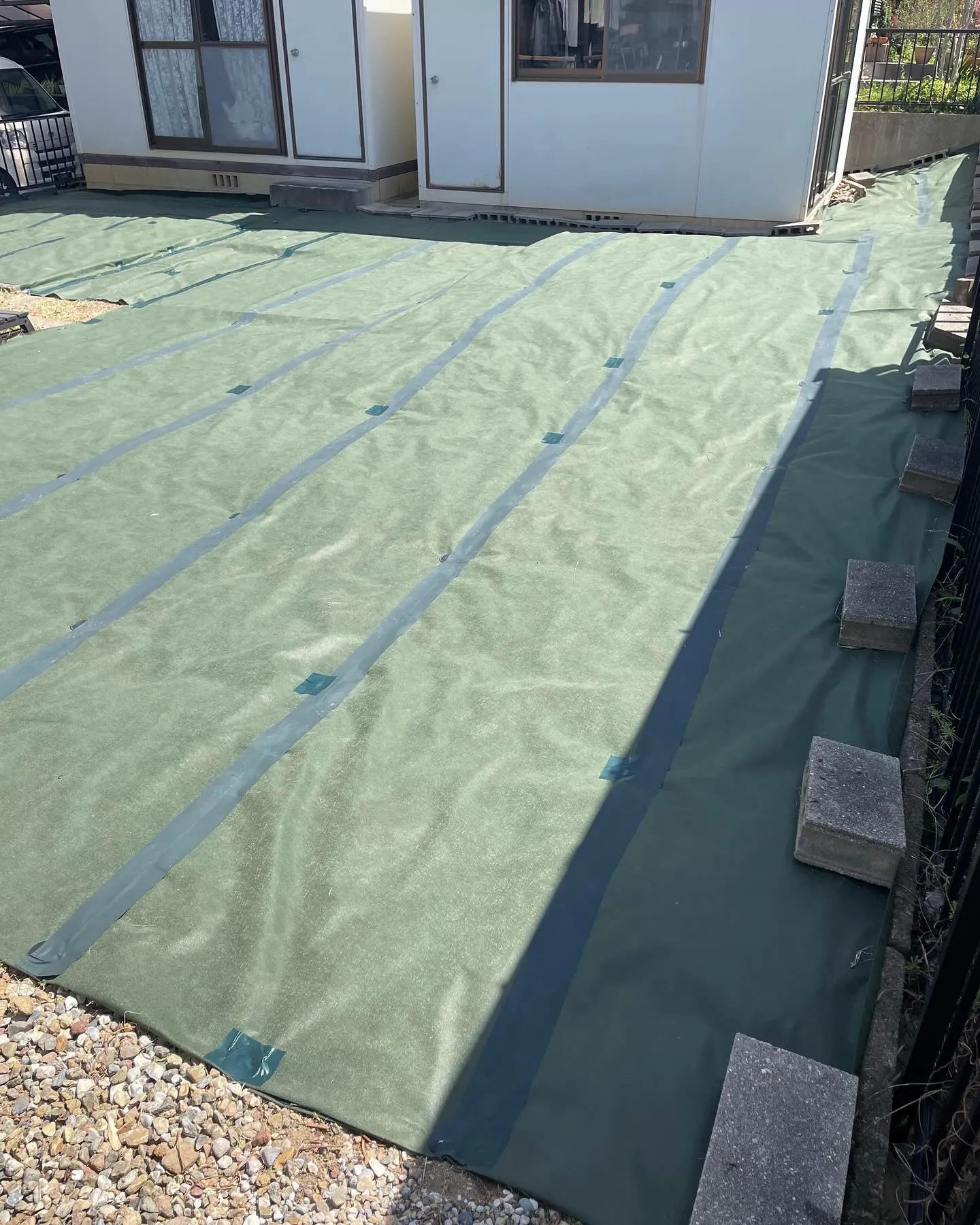 庭の除草と防草シート張りのご依頼🌱