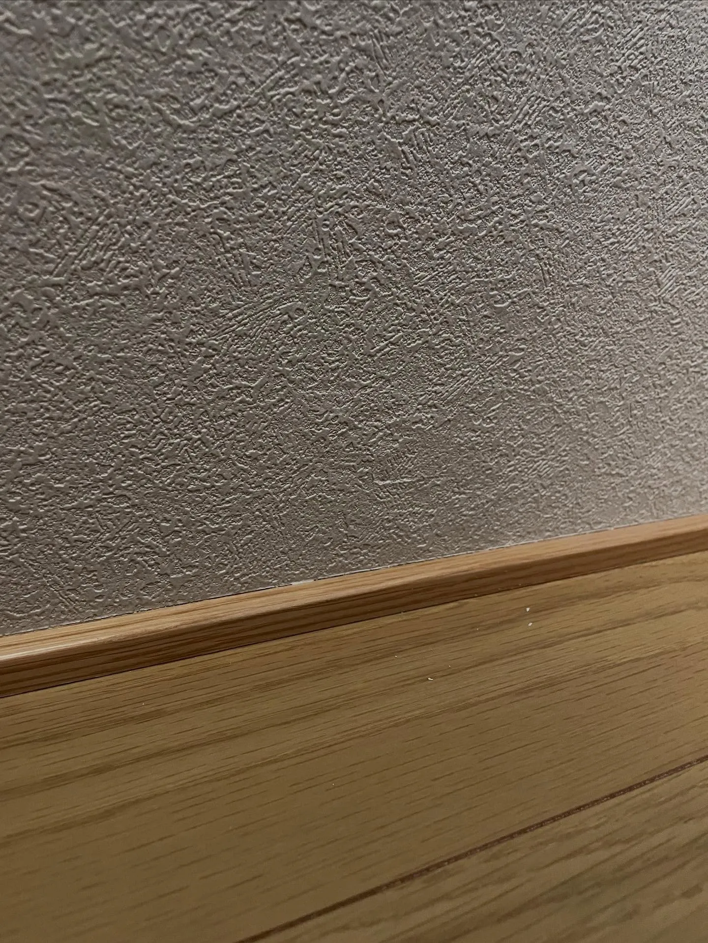 新築の寝室の壁に凹み傷をつけてしまったとのことで修復のご依頼...