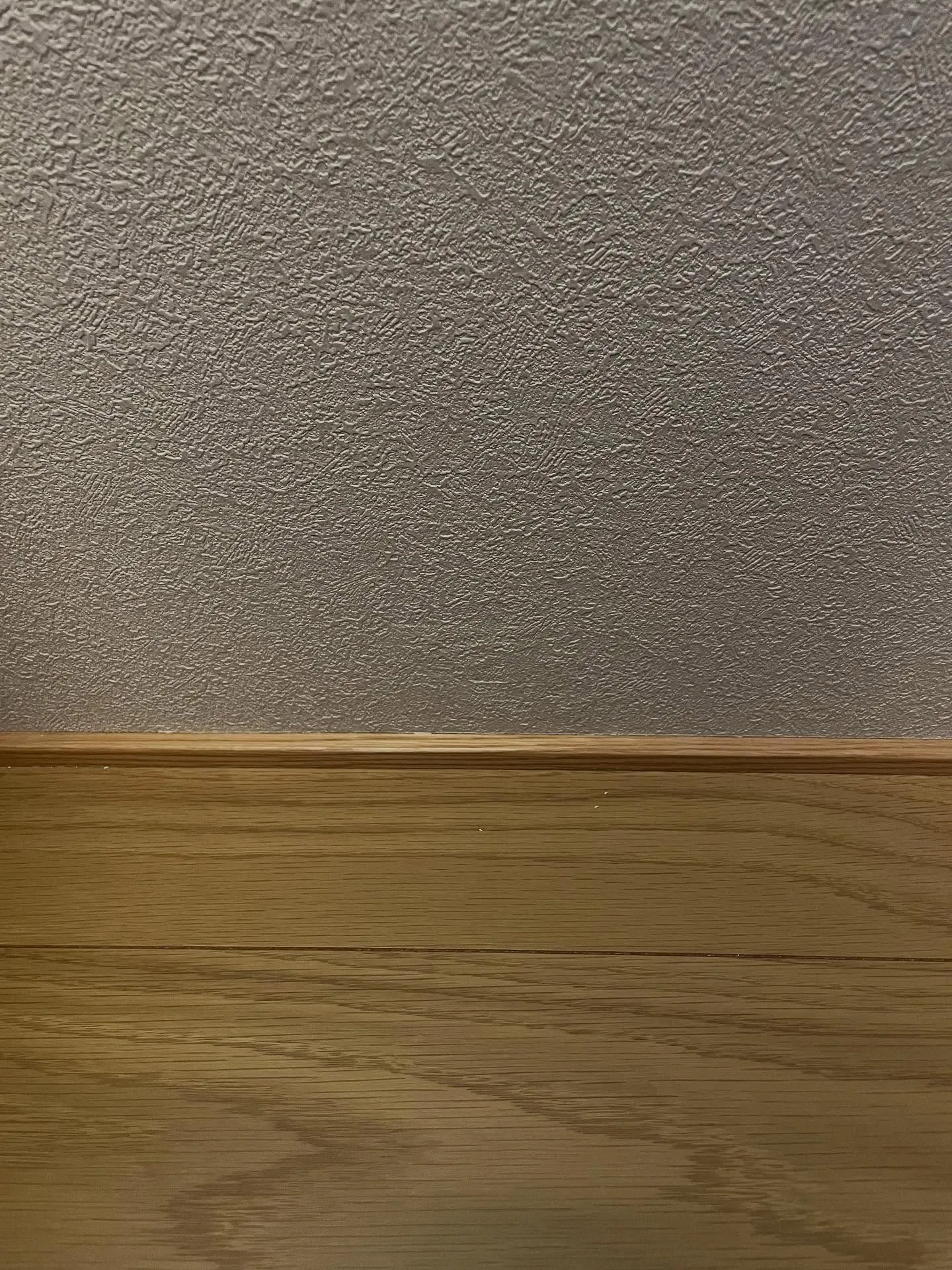 新築の寝室の壁に凹み傷をつけてしまったとのことで修復のご依頼...