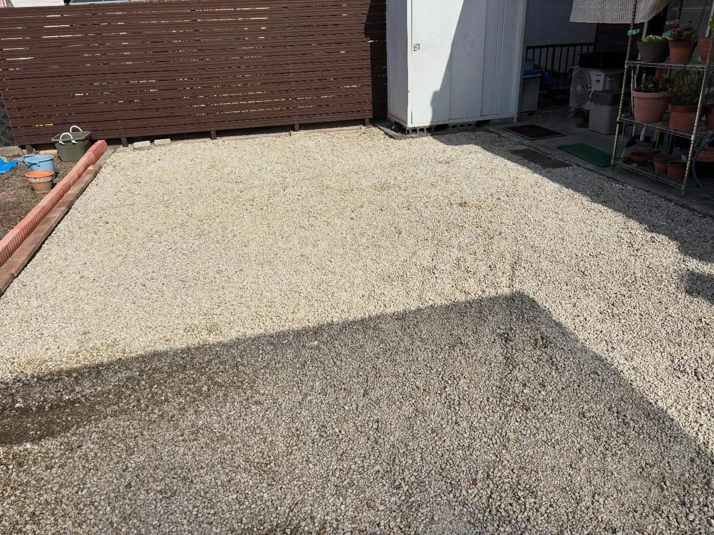 豊田市泉町にて防草シート張りと波板張り替えのご依頼。