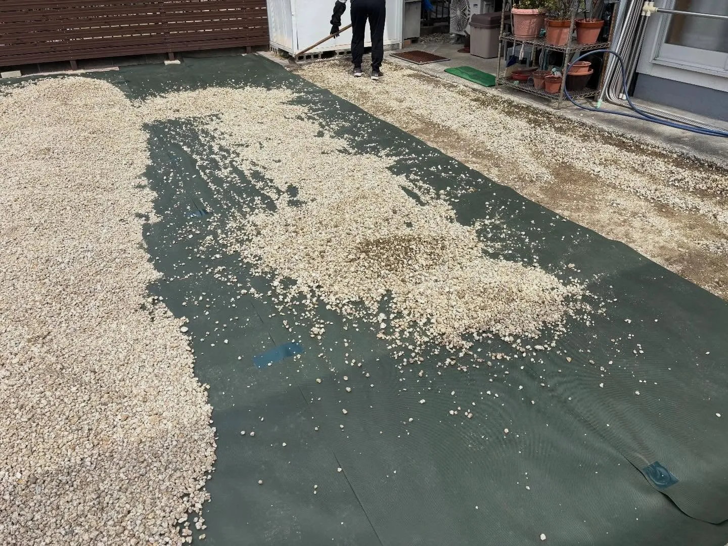 豊田市泉町にて防草シート張りと波板張り替えのご依頼。