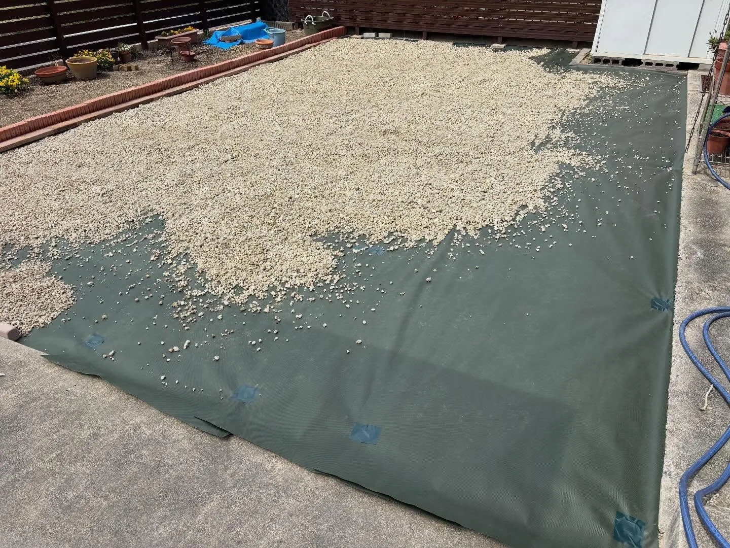 豊田市泉町にて防草シート張りと波板張り替えのご依頼。