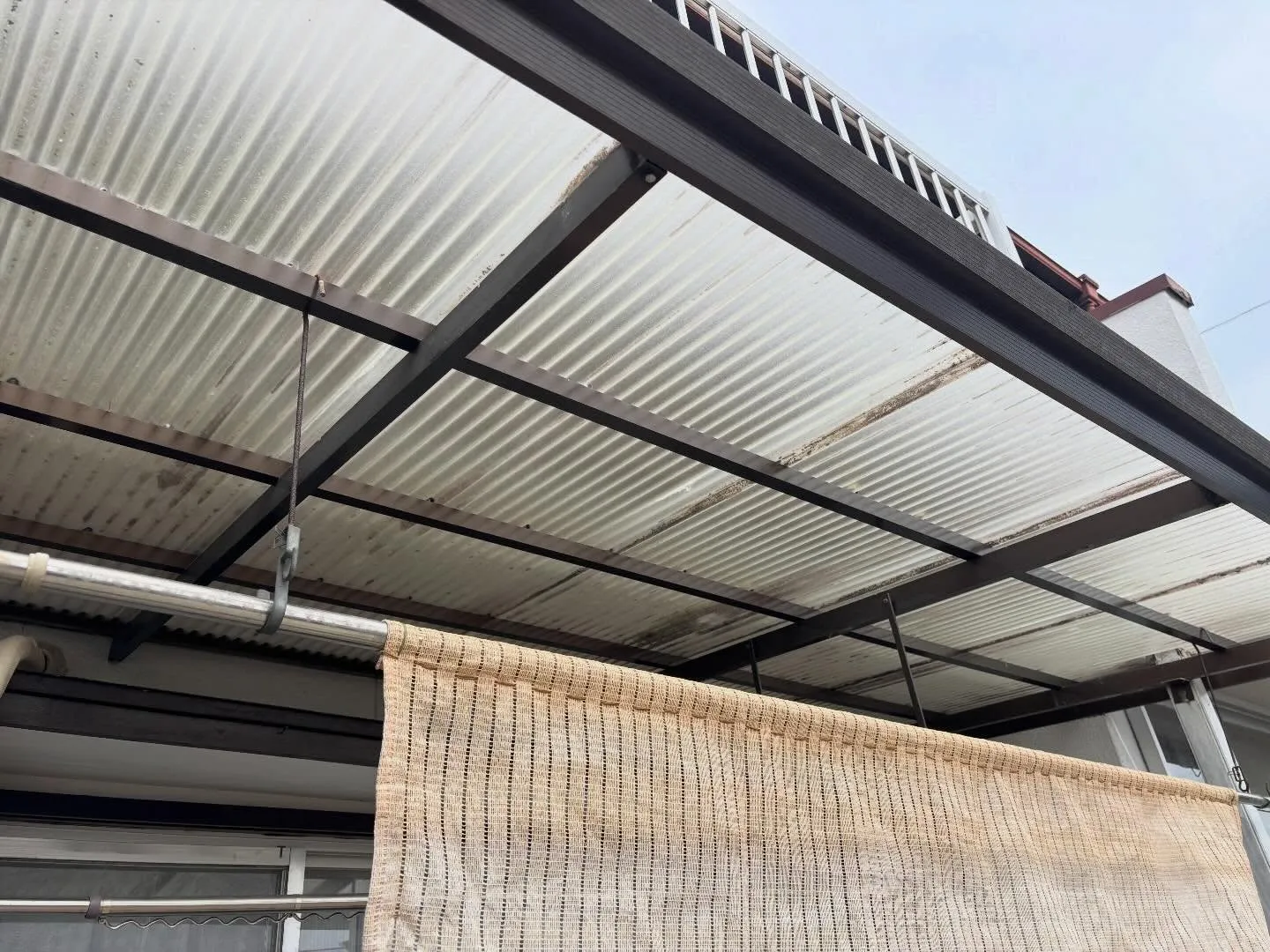 豊田市泉町にて防草シート張りと波板張り替えのご依頼。